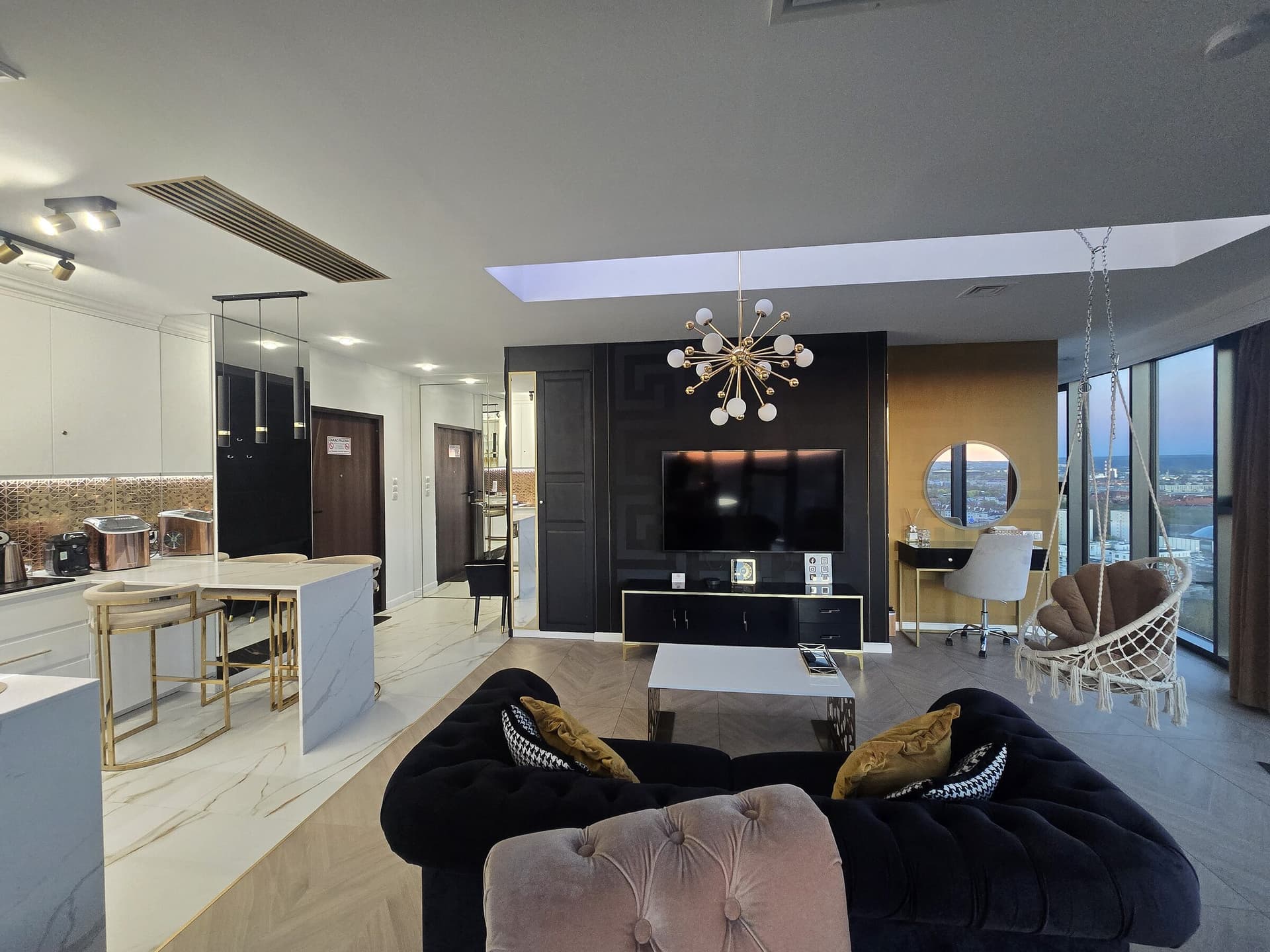 Otwarta kuchnia apartamentu GOLD21 połączona ze strefą dzienną
