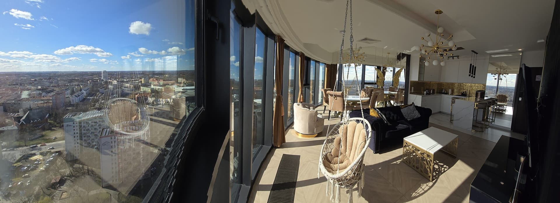 Panorama Szczecina o zachodzie słońca z poziomu Hanza Tower
